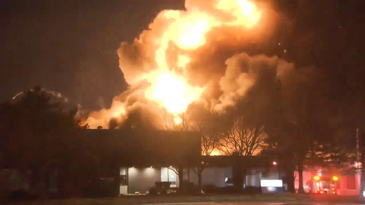 4 firefighters injured in Mississauga industrial fire